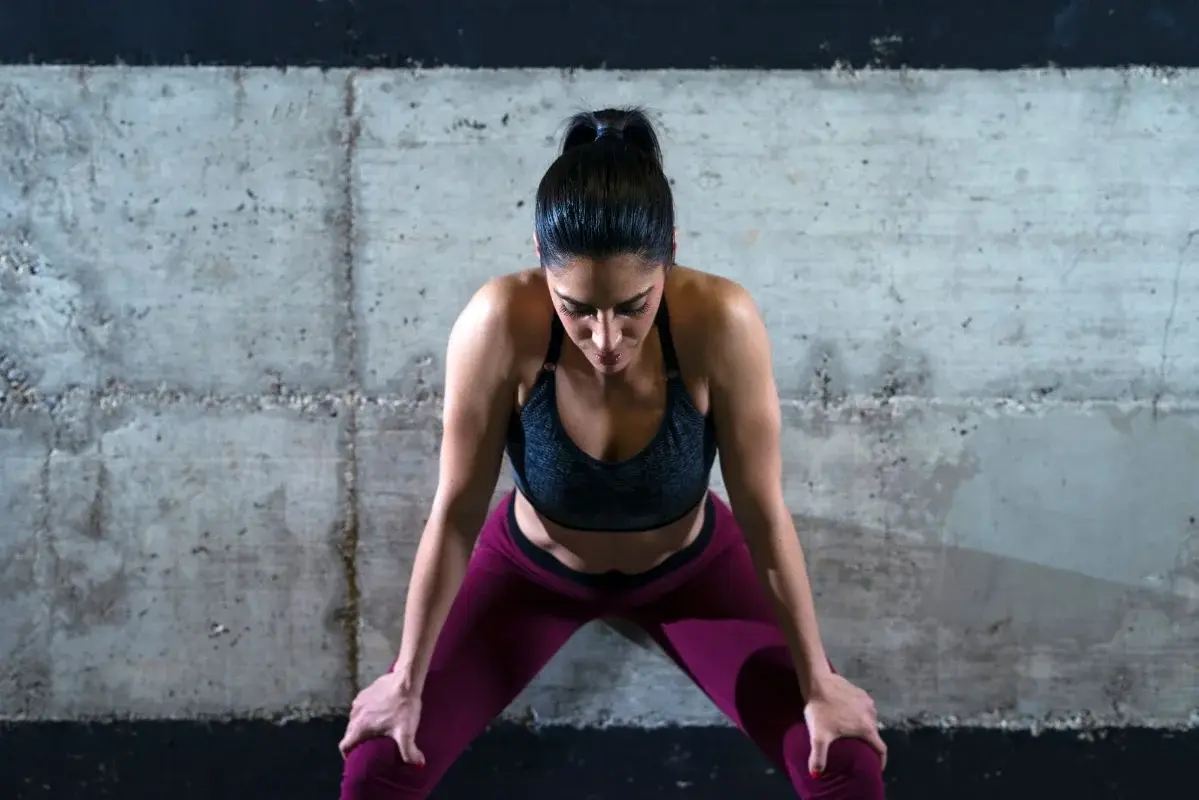 mulher-com-roupas-fitness-descansando.webp